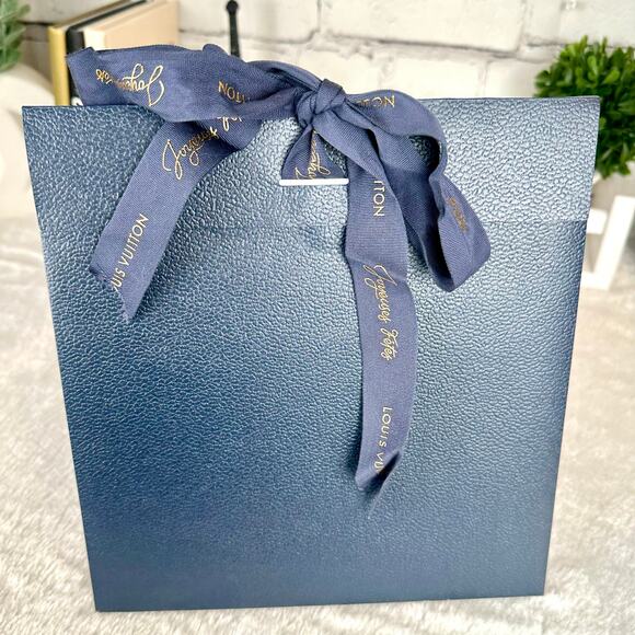 Louis Vuitton Special Christmas 2024 Shopping Bag and ribbon - Picture 2 of 6